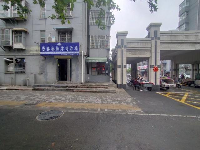 人流量大，客源稳定，适合早餐，小饭店水果超市等经营