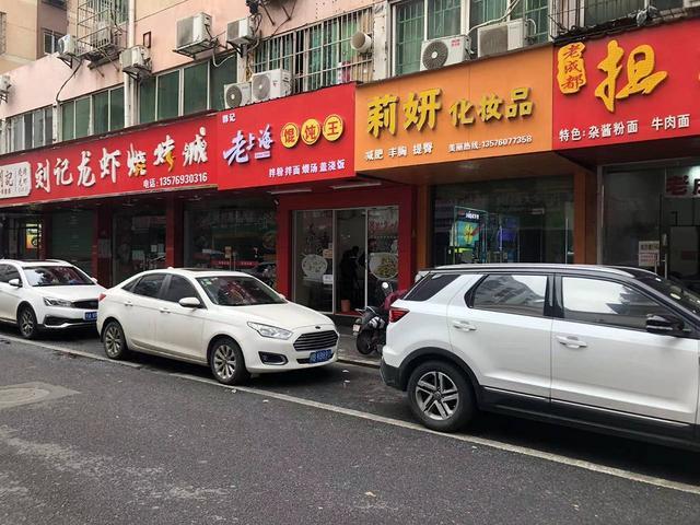 新时代购物广场旁餐饮店转让上下两层可住人