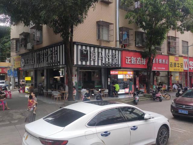 2058BP祖龙商业街区旁品牌小吃店整体转让