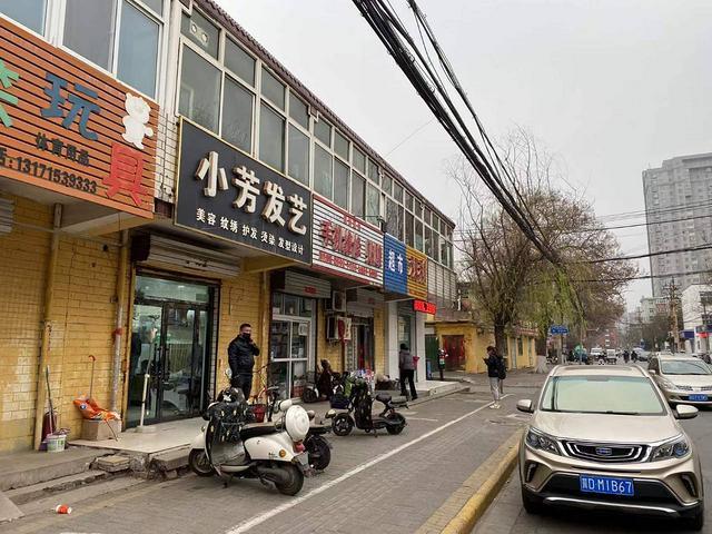 B981一转让幸福街小吃零食店，挨着学校和路口人流量大