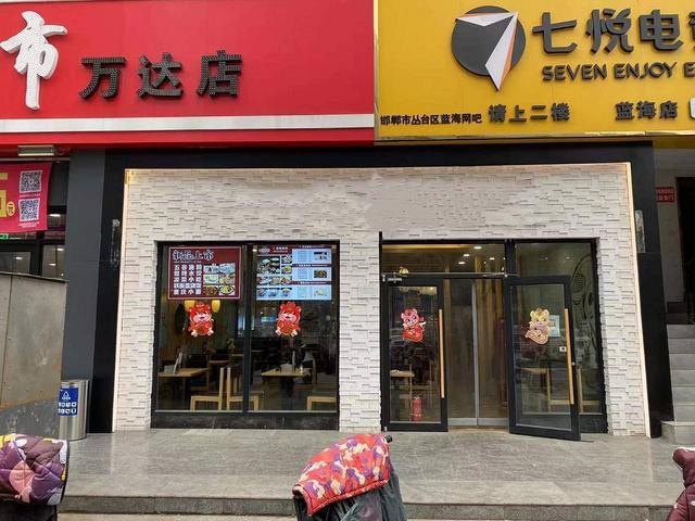 B979一转让中华大街临街餐饮店，超市门口位置明显好停车。