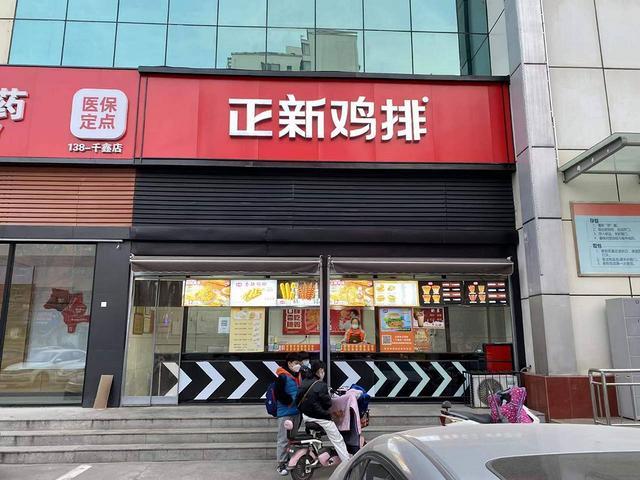 B969一转让光明南千鑫美食林底商店铺，门头显目位置优越。