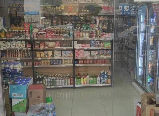 新装修，便利店设施齐全 位置优越  随时看店