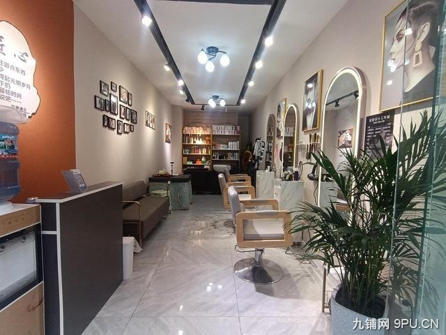 转让白云艳山红商业街的35平美发店，全新装修