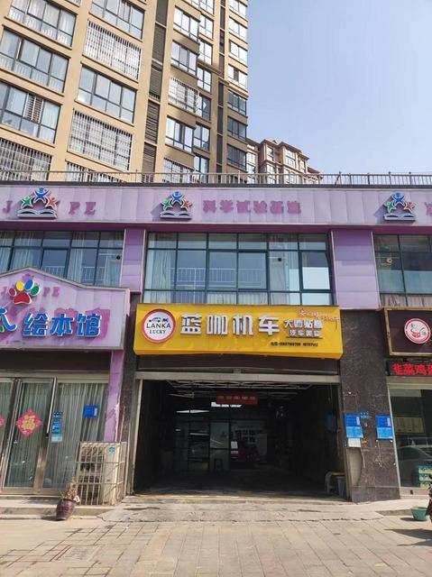 大型成熟社区临街纯一层汽车美容店转让