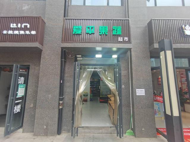 企商（Q6069）曲江新区金滹沱地铁口55平临街果蔬店可空转