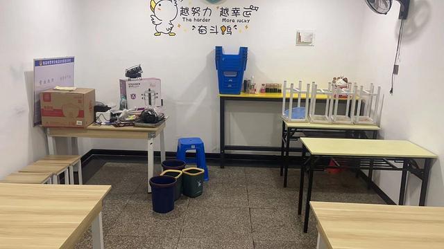 本店前后左右人流密集，因本人另有发展，现将旺铺转让