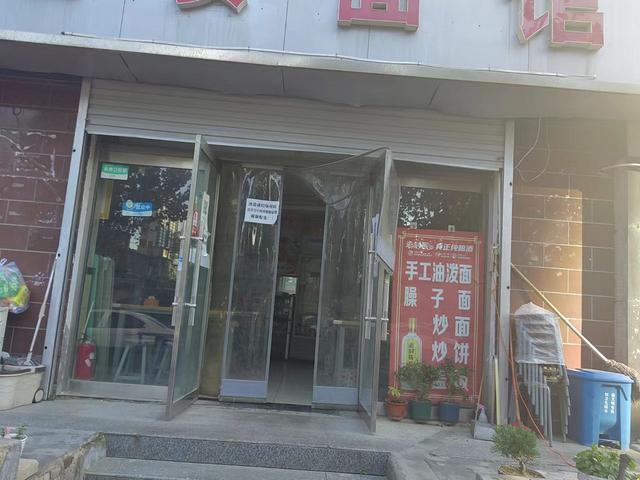 营业中饭店转让，正规底商，地理位置优越。