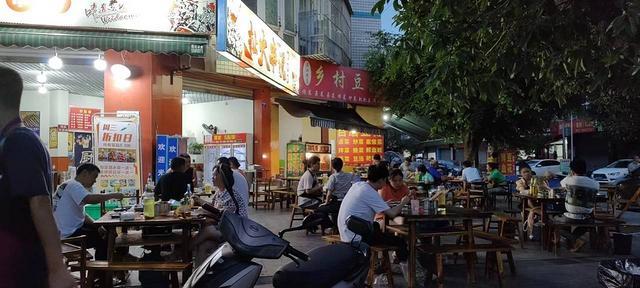 XSY温江多所万人大学城环绕临街餐饮串串店转让（带外摆区域）