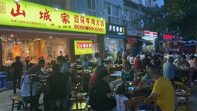 精选）​小区环绕学校旁边十字路口串串店低价急转