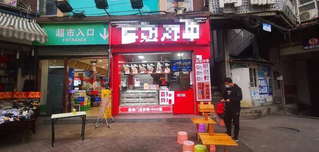 三所大学美食广场超市入口转角小吃店转让