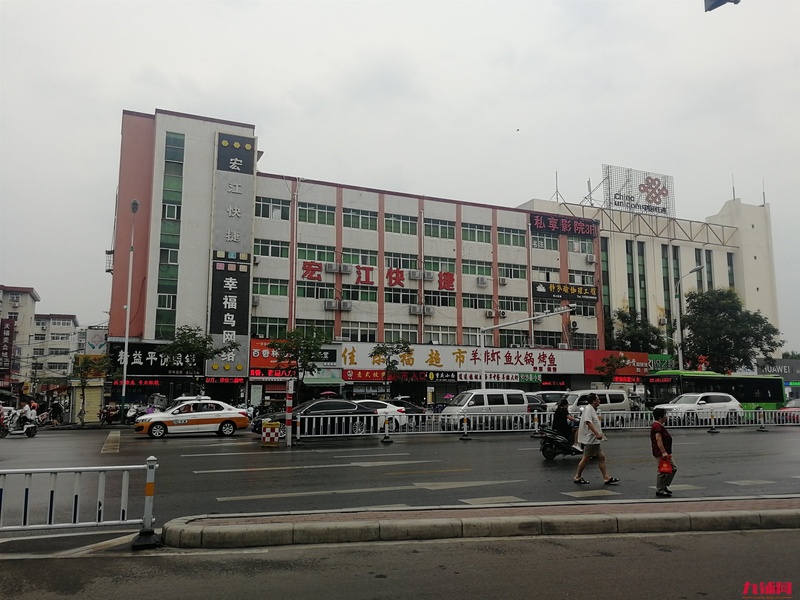 长江路理工学院对面临街店铺转让。