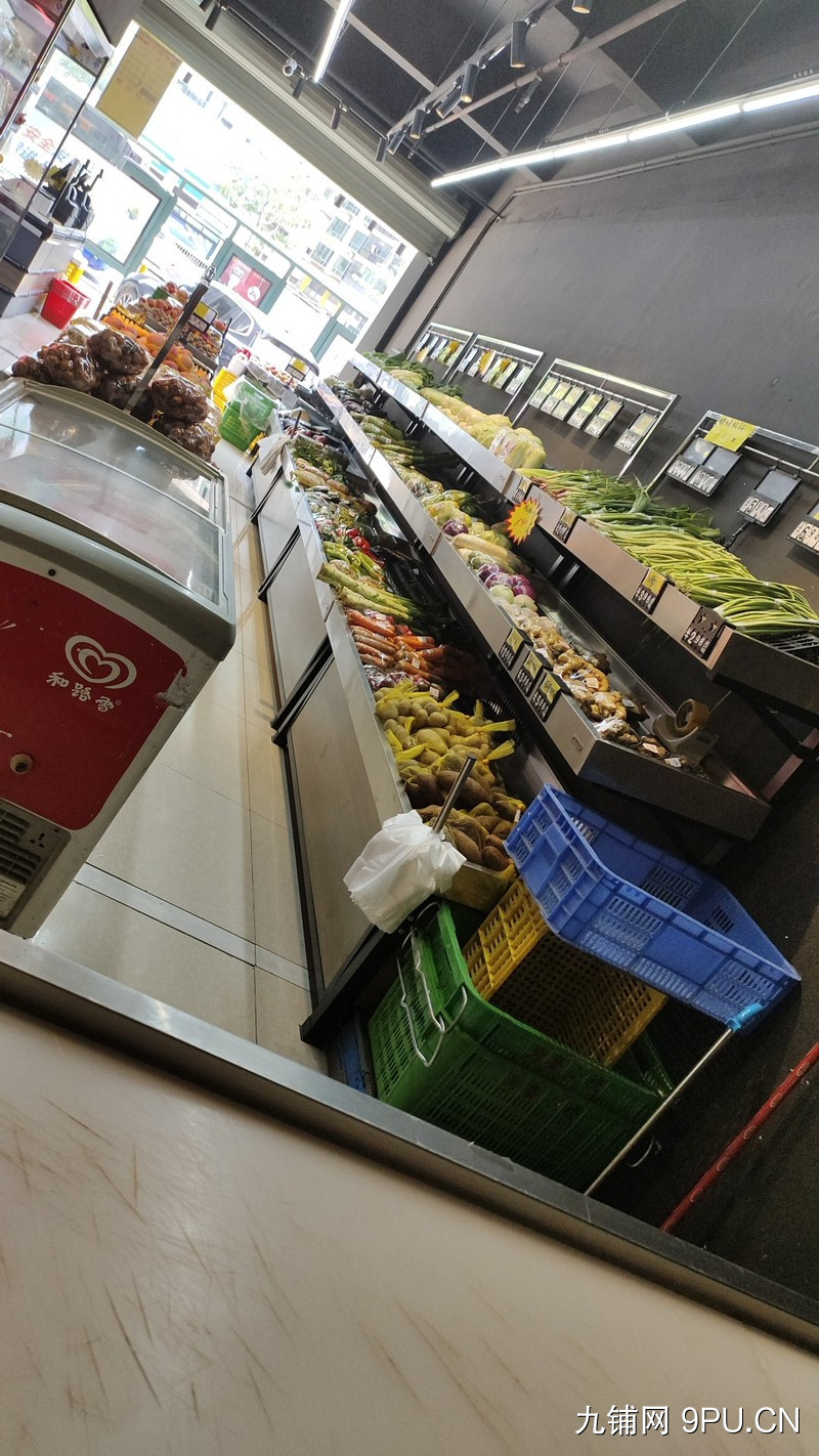 小区门口生鲜店     设备齐全精装     适合水果   零食    顾客群体稳定