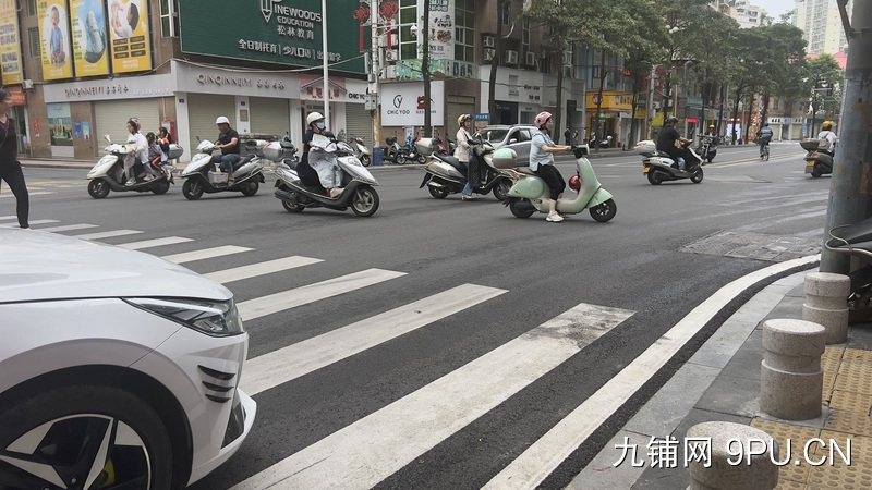 临街十字路口拐角位店铺诚心转让